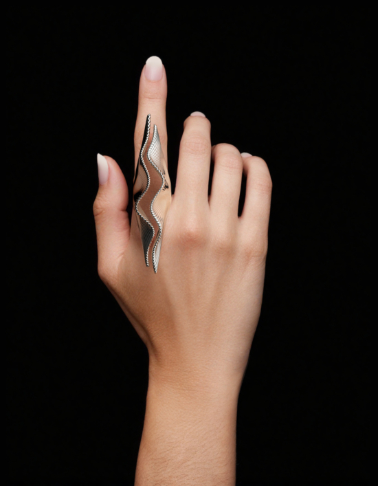 Architect jewelry piece – the extra-large Ginkgo Leaf Statement Ring in silver, inspired by the sculptural and fluid forms of nature.